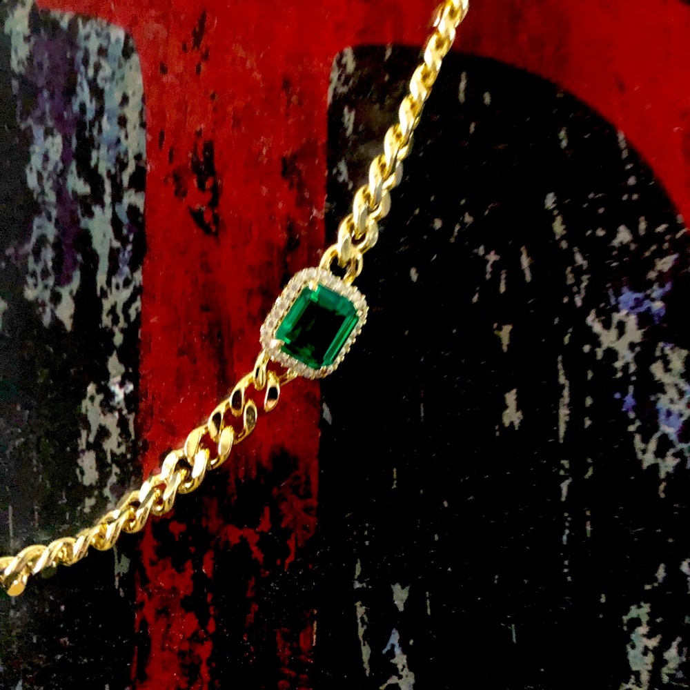 Emerald jewel choker with gold chain